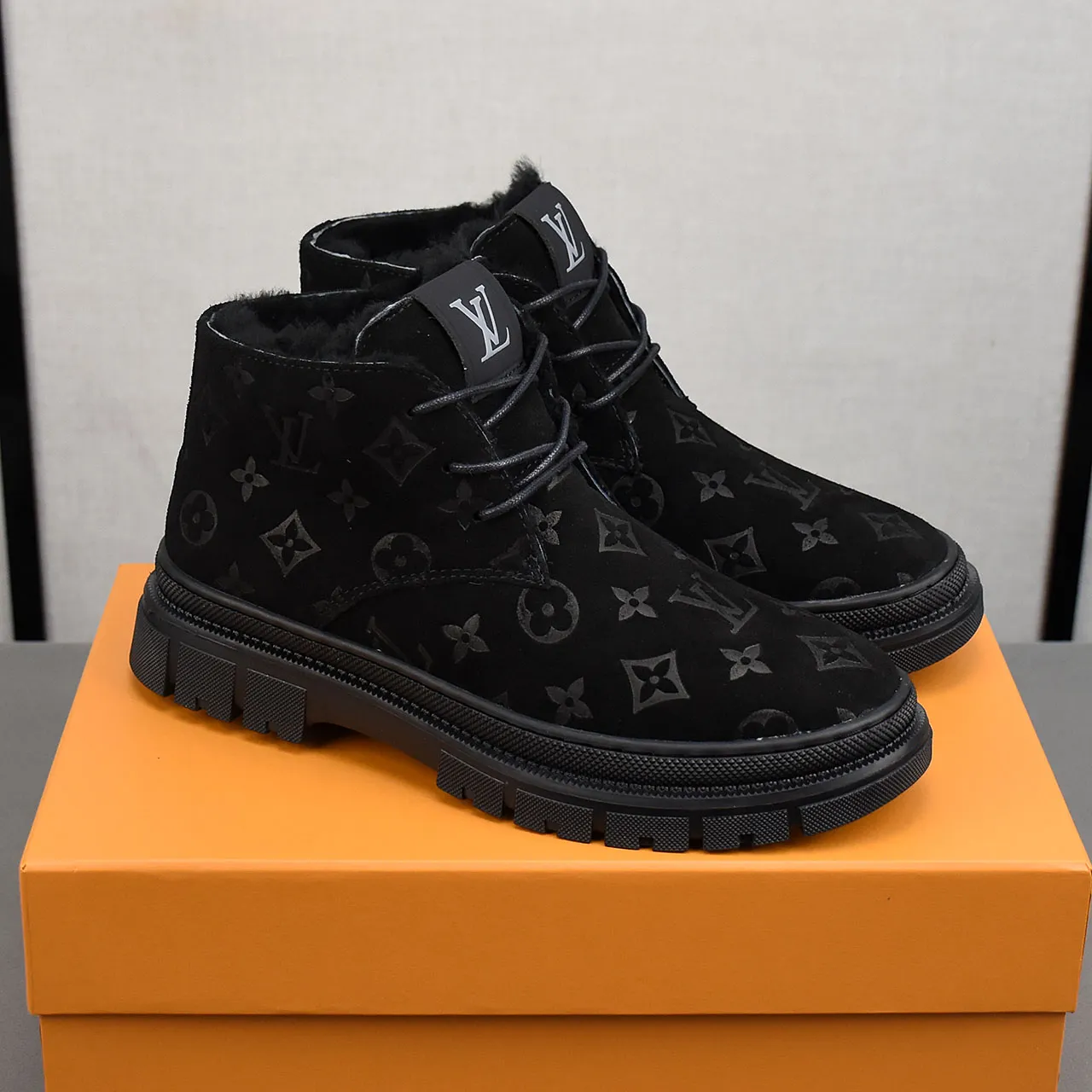 PP leather 230 gross 250👟👟👟LOUIS VUITTON LV donkey brand new thick-soled lace-up big-toe shoes men's casual shoes high-top short boots. These boots are made of waterproof nubuck to create a lightweight and comfortable shoe body. The trendy attitude of being both strong and soft makes it an everyday choice. ✔Upper: imported nubuck leather ✔Lining: sheepskin or wool ✔Outsole: molded outsole Size: 38-44